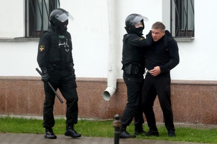 Policía bielorrusa amenaza con disparar balas reales para sofocar protestas