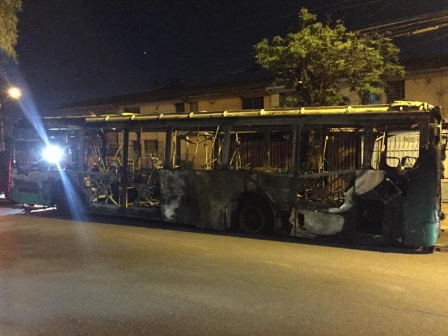Incendian bus de Transantiago en la comuna de Pedro Aguirre Cerda