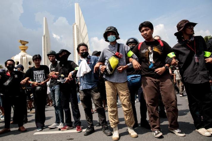 Tailandia: Activistas desafían al rey en protestas a favor de la democracia