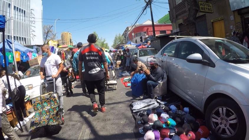 [VIDEO] La ley del más fuerte en Meiggs: Chilenos y extranjeros se pelean un espacio en la calle