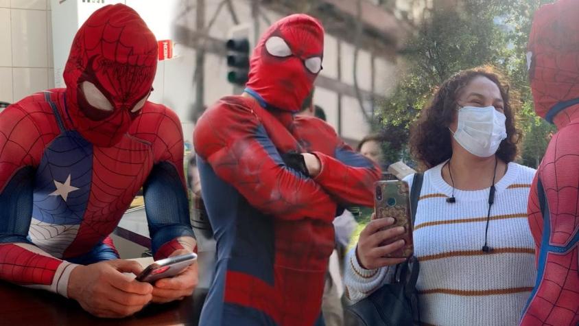 Sensual Spiderman a un año del estallido social: "Este personaje es del pueblo"