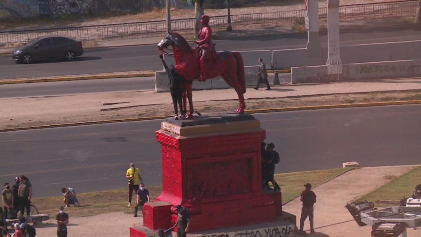 Vandalizan monumento al general Baquedano: manifestantes pintan la estatua de color rojo