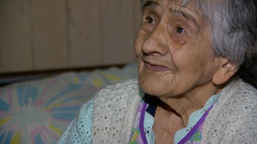 [VIDEO] Vecinos denuncian abandono de mujer de 90 años: vive sola y sufre demencia senil