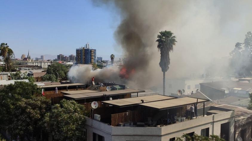 Incendio en Barrio Yungay deja 75 personas damnificadas y 3 voluntarios de Bomberos lesionados