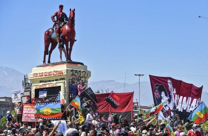Manifestantes pintan nuevamente de rojo estatua del general Baquedano en Plaza Italia