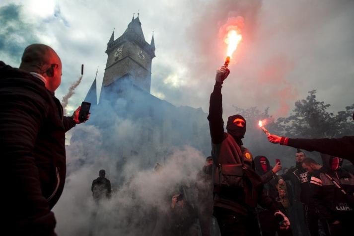 República Checa: Disturbios y enfrentamientos entre barristas y policías tras suspensión del fútbol