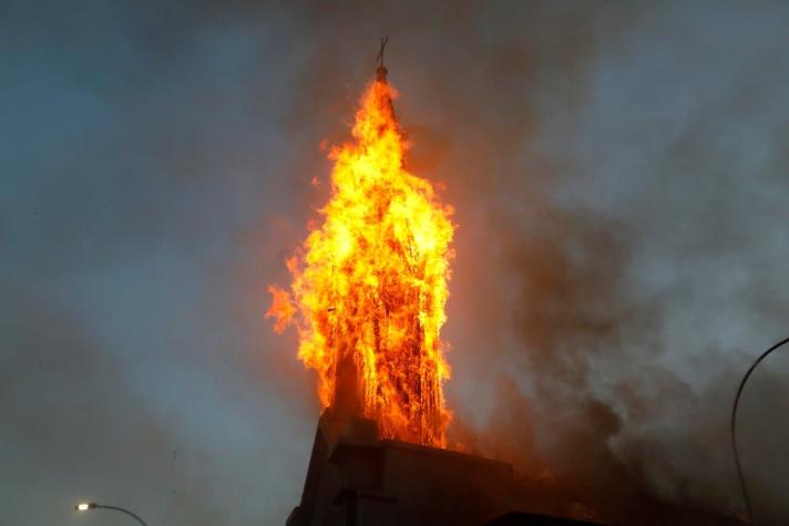 Aós tras incendio de iglesias en Santiago: "Basta de violencia, no justifiquemos lo injustificable"