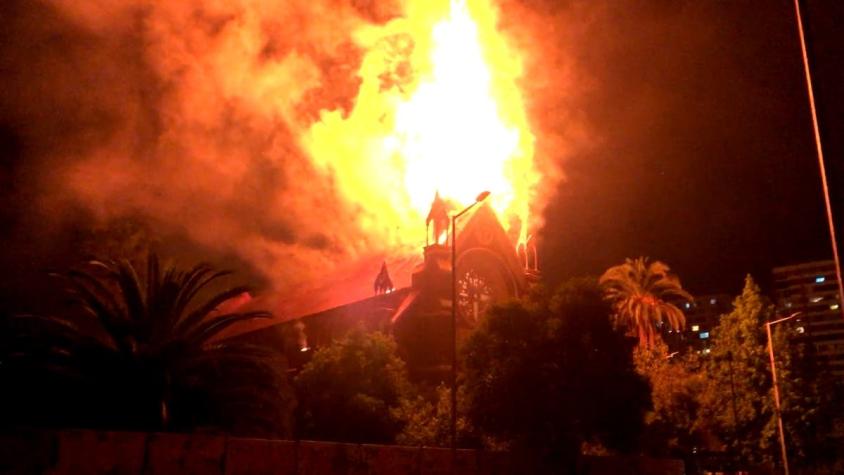 [VIDEO] Iglesia institucional de Carabineros sufre nuevo incendio durante protestas