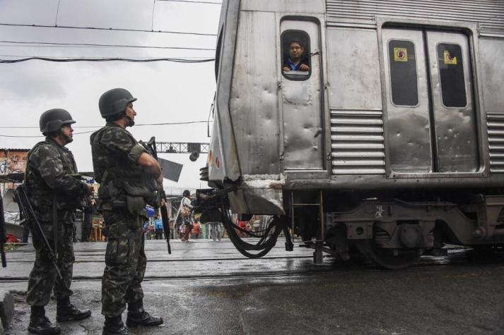 Grupo de narcos secuestra un tren para huir de la policía en el norte de Río de Janeiro