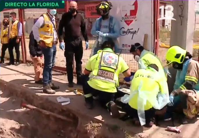 Bomberos rescata a mujer que cayó a enorme socavón en La Florida