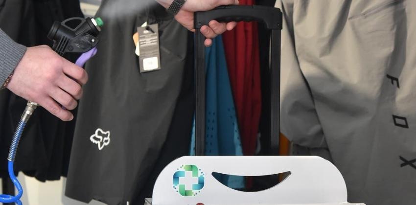 Con la forma de una maleta: Pareja de chilenos crea máquina sanitizante transportable y ecológica
