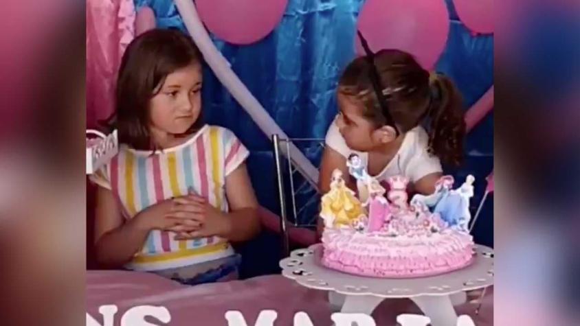 El video viral de dos niñas que pelean por apagar una vela en un cumpleaños (y qué pasó después)