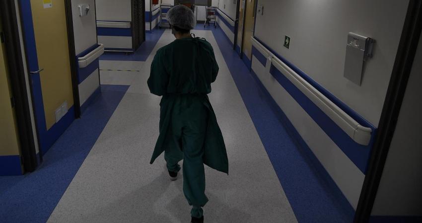 Prisión preventiva para enfermero que grabó falso examen ginecológico a joven en Ñuble