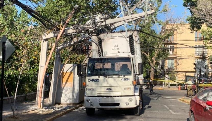 Corte de luz afecta a Providencia y Ñuñoa por camión que arrastró cables y destruyó postes