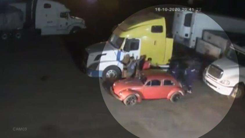 [VIDEO] Delincuentes roban a camioneros: banda ataca en camioneta y con armamento pesado