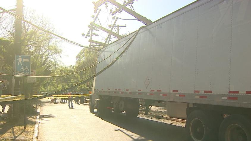 [VIDEO] Camión desató emergencia en Providencia: arrasó con cables y dejó a 5 mil clientes sin luz