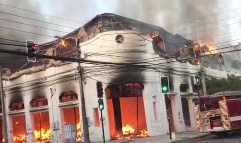 Incendio consume al menos 15 locales comerciales en céntrica galería de Talca