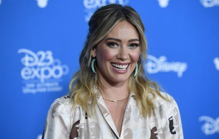 [VIDEO] Hilary Duff revela embarazo y presume su pancita en redes sociales