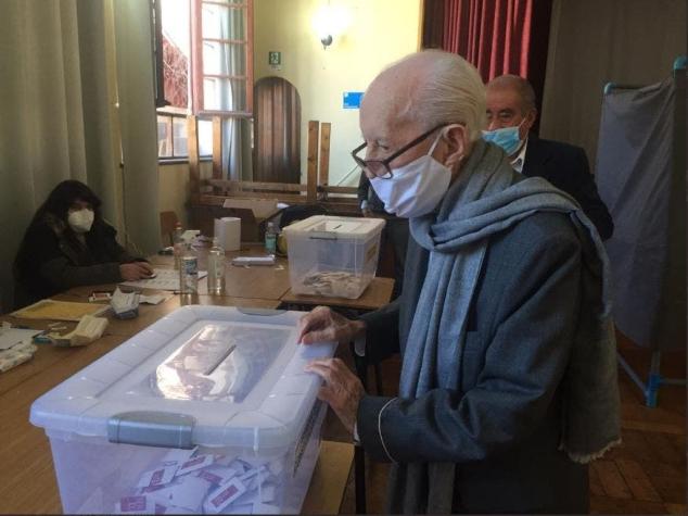 Ex senador e intendente Renán Fuentealba llegó a votar a los 103 años