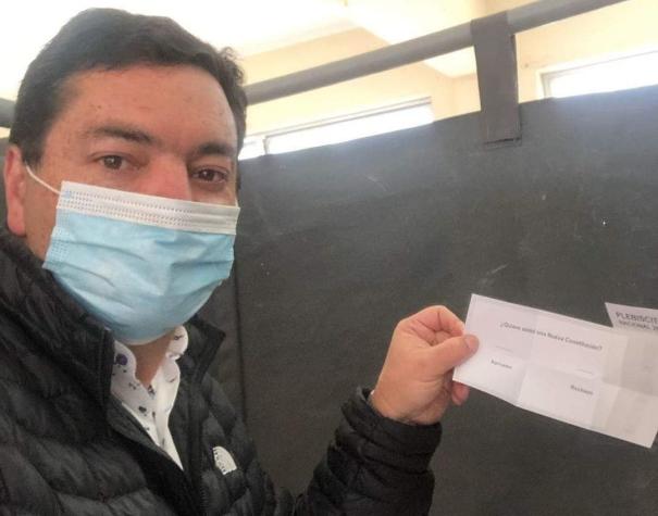 Plebiscito 2020: Diputado UDI Juan Manuel Fuenzalida se saca una selfie junto al voto