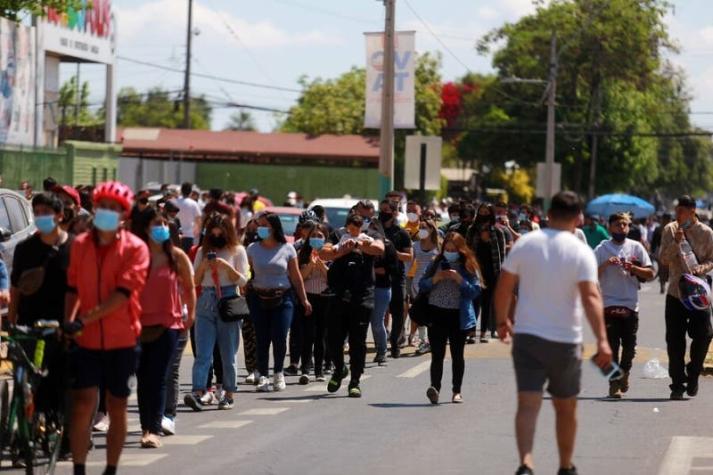 Largas filas en locales por Plebiscito: ¿Qué pasa si llegan las 20 horas y no he podido votar?