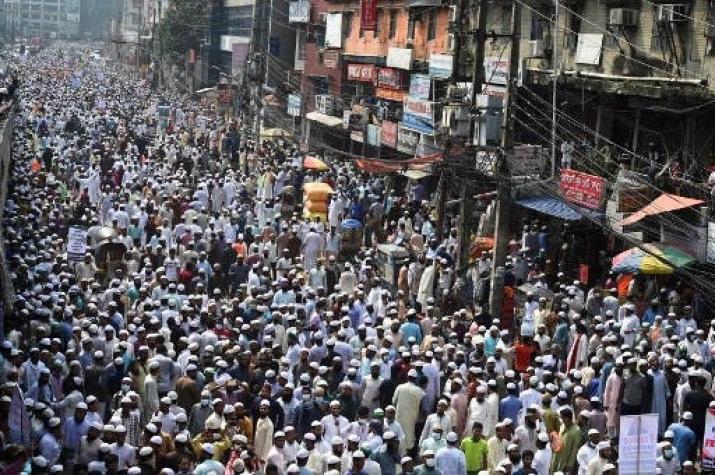 Decenas de miles de personas en movilización contra Francia en la capital de Bangladés