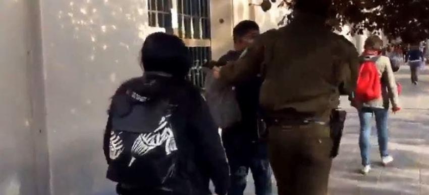 "Lanzazo" cerca de La Moneda: video muestra persecución de Carabineros a joven acusado de robo