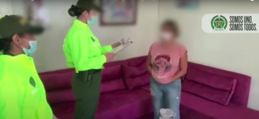 Detienen a madre que vendía videos sexuales de sus propias hijas menores de edad en Colombia