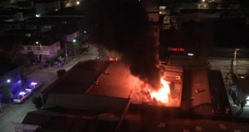 Incendio afectó a locales comerciales en el centro de Viña del Mar