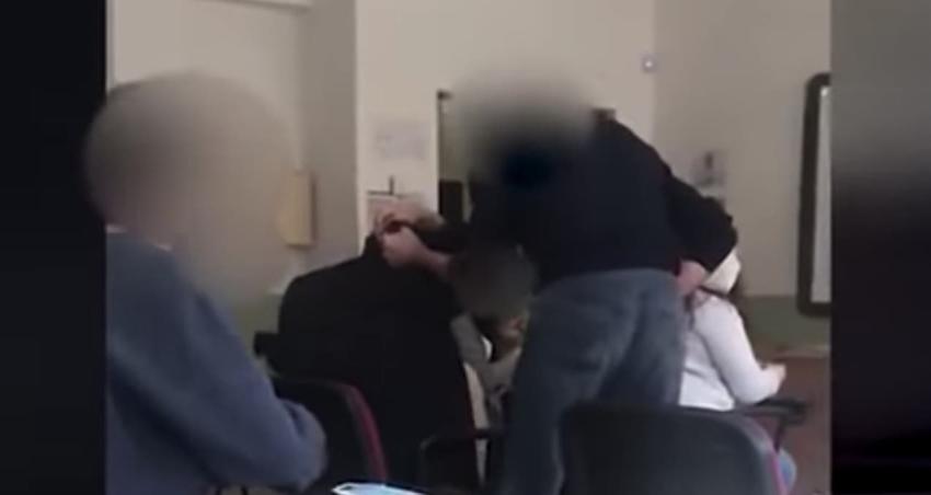 [VIDEO] Profesor golpea a un alumno por no usar mascarilla durante una clase en Italia