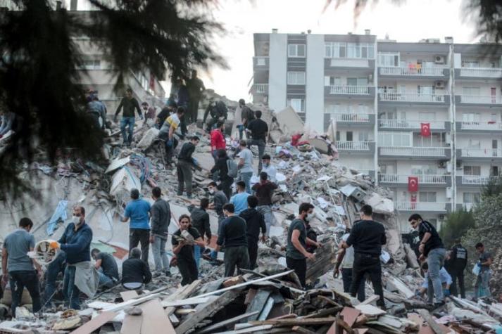 Suben a 26 los muertos por el terremoto en Turquía y Grecia