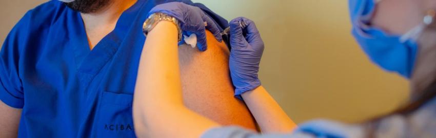 Primer voluntario en recibir dosis contra COVID-19 en Chile: "Más riesgo es no tener una vacuna"