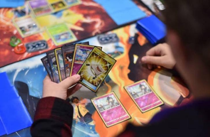 [VIDEO] Youtuber inglés gasta 290 millones de pesos en un mazo de cartas Pokémon y resulta falso