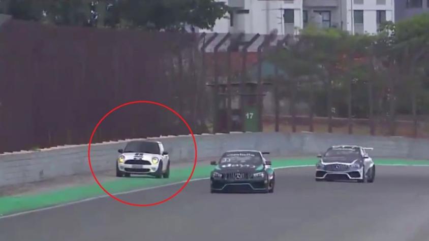[VIDEO] Insólito: Conductora entró por error a una carrera de autos en Brasil