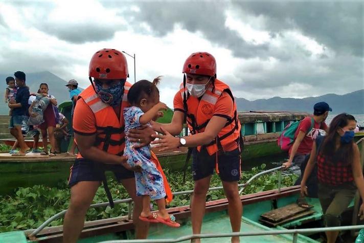 Filipinas evacua a casi un millón de personas ante llegada del tifón Goni