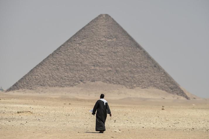 Egipto presenta tesoro arqueológico con más de 100 sarcófagos y 40 máscaras funerarias