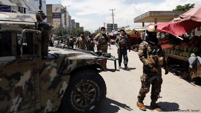 Al menos 26 miembros de fuerzas de seguridad muertos en atentado con coche bomba en Afganistán