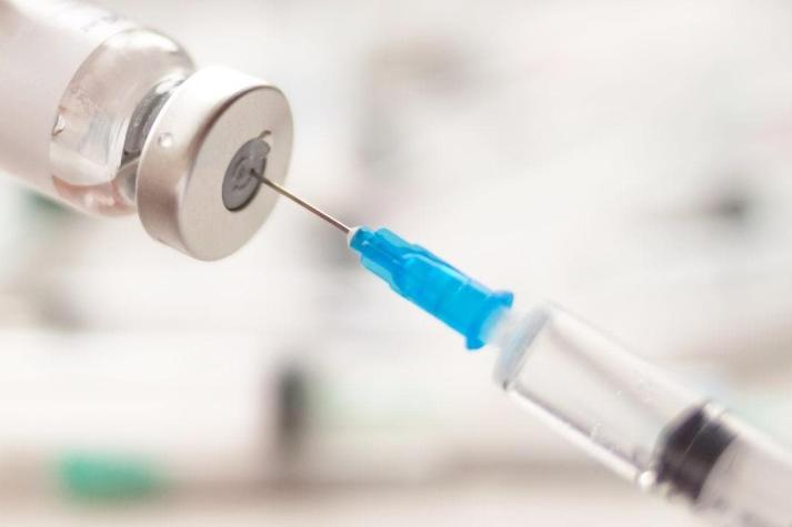 Vacuna de Oxford presenta un 70% de eficacia promedio contra el COVID-19