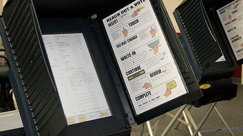 Elecciones EE.UU: ¿por qué casi todos votan con lápiz y papel en la era de teléfonos inteligente?