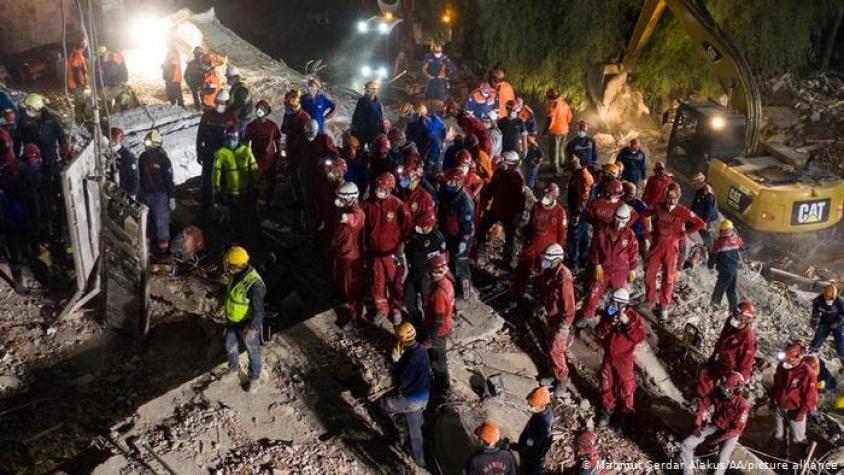Rescatan a un adolescente y a una niña víctimas del terremoto en Turquía