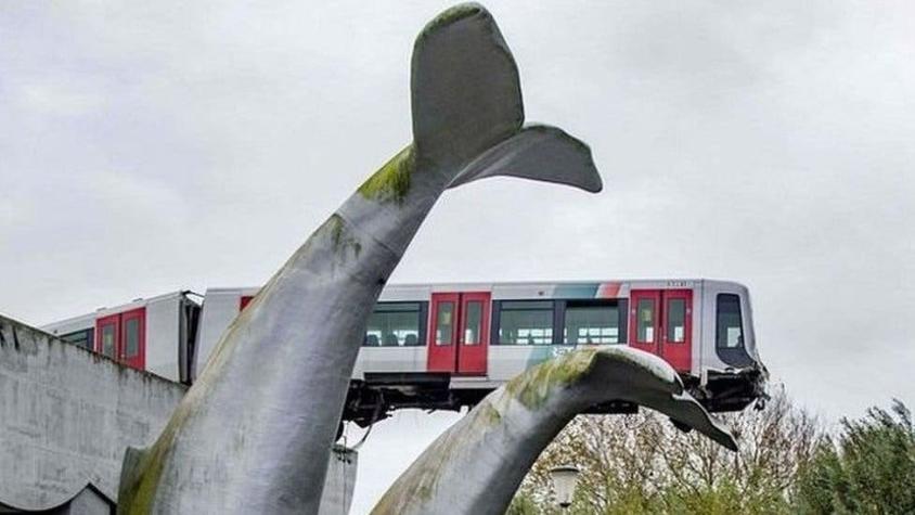 Las curiosas imágenes de una escultura que evitó que un tren se cayera tras un accidente