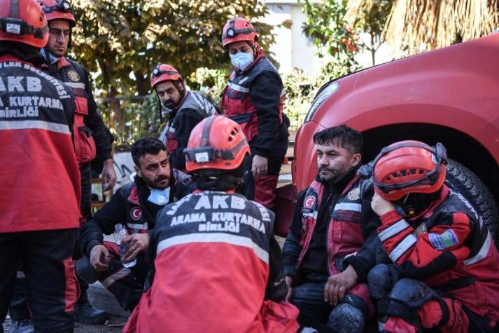 Aumenta a 100 el número de muertos tras terremoto en Turquía