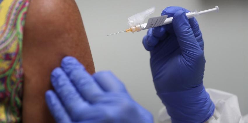 Vacuna contra el coronavirus de Oxford podría estar “en avanzada distribución” a fin de marzo