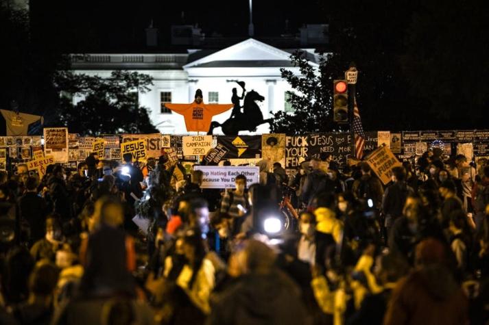 Manifestantes se reúnen en el frontis de la Casa Blanca para protestar contra Trump