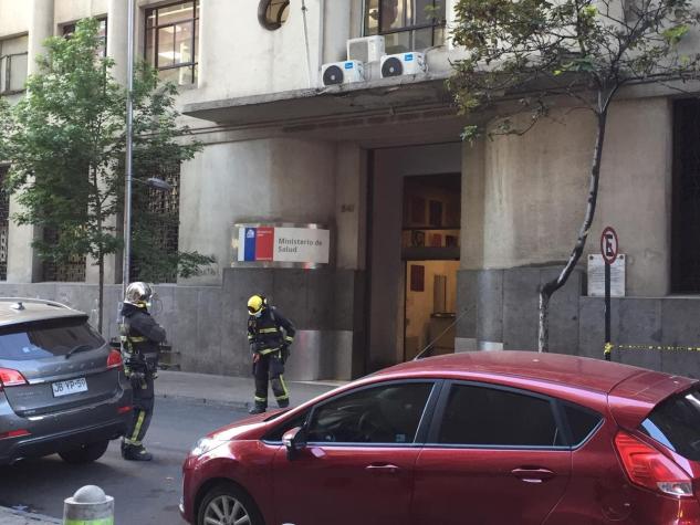 Evacuan Ministerio de Salud en el centro de Santiago por posible fuga de gas