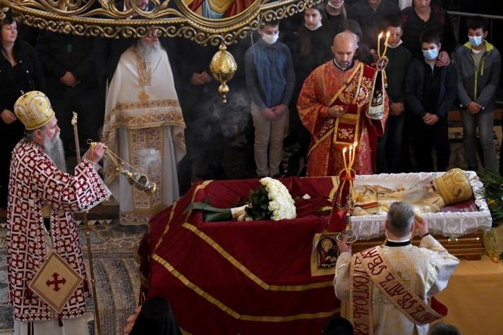 Arzobispo de Montenegro fallece por COVID-19 y miles de fieles lo despiden besando su rostro