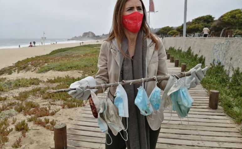Encuentran decenas de mascarillas usadas tras operativo de limpieza en playa de Viña del Mar