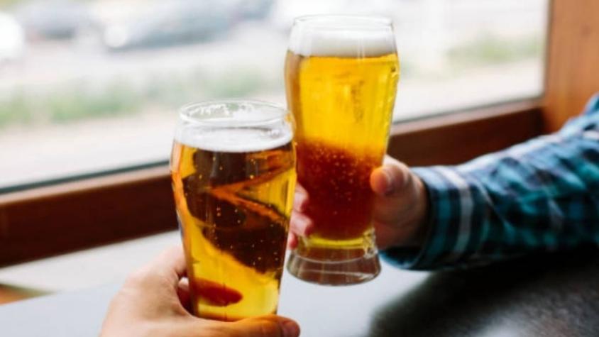 Hombre no respetó cuarentena para tomar cerveza con un amigo y fue multado por la policía