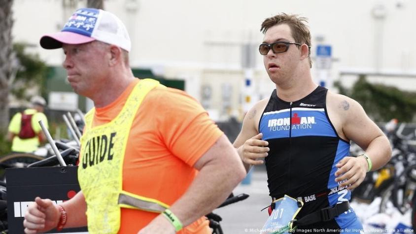 Chris Nikic, el primer atleta con síndrome de Down en completar un triatlón