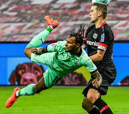 El golazo de "escorpión" al Bayer Leverkusen de Charles Aránguiz que ya postulan al mejor del año